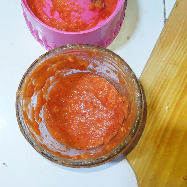 Haluskan bahan bumbu halus.