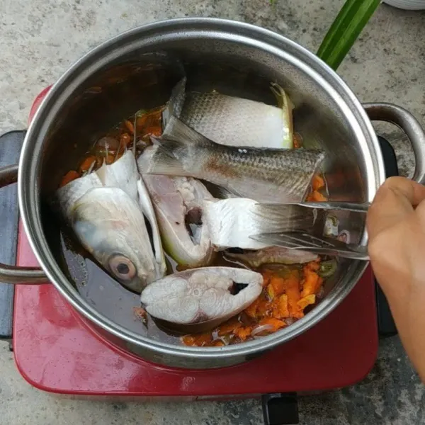 Masukkan ikan yang telah diberi perasan jeruk nipis