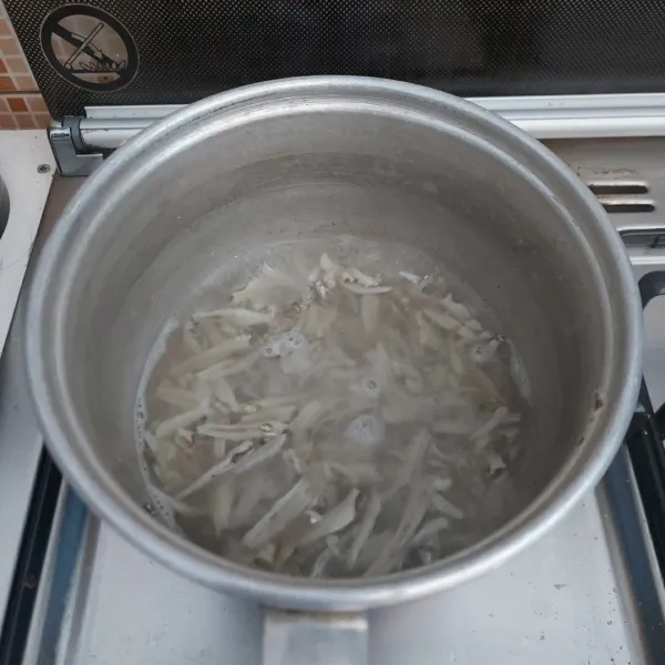 Cuci bersih ikan teri asin, lalu rebus sampai empuk. Angkat dan tiriskan.