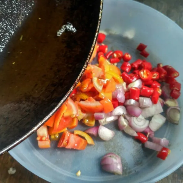 Campur tomat, cabai dan bawang merah. Lalu siram dengan minyak goreng yang sudah dipanaskan terlebih dahulu.