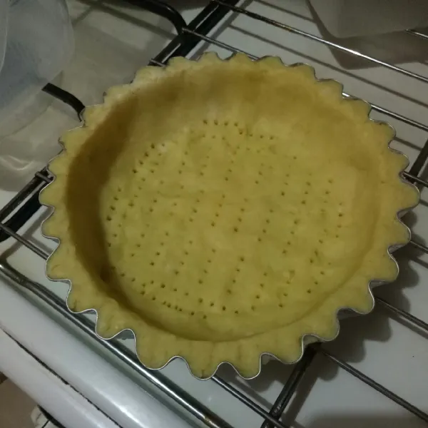 Panggang kulit pie pada suhu 160 derajat selama 5 menit