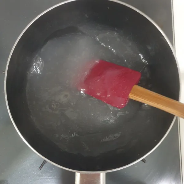 Tuangkan larutan sagu sambil terus diaduk hingga menjadi seperti lem dan berwarna bening. Angkat dan biarkan hangat