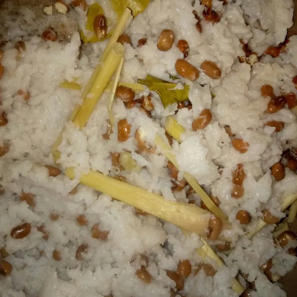 Lanjutkan kukus nasi aron hingga matang.