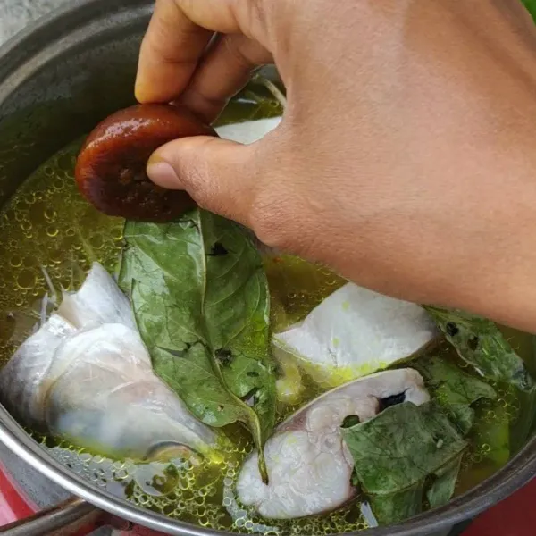 Berturut-turut masukkan air, daun salam dan gula merah