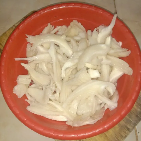 Cuci bersih jamur dan rendam dengan air garam.