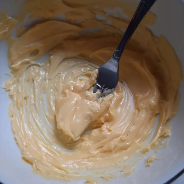 Membuat kulit: aduk margarin menggunakan garpu hingga lembut.