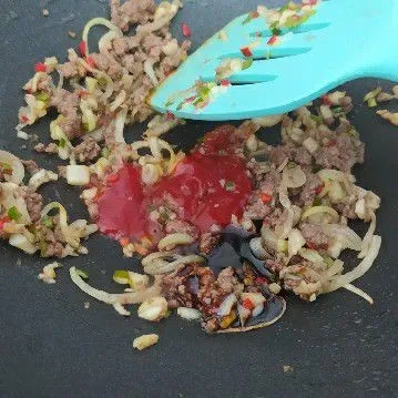 Masukkan saos tomat, saos sambal, kecap manis, aduk rata. Tambahkan air secukupnya. Bumbui dengan garam, gula dan merica. Masak sampai mendidih. Koreksi rasa.