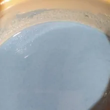 Masukkan campuran tepung tadi ke dalam panci, tuang air bunga telang sedikit demi sedikit, aduk hingga rata.  Masukkan essense vanila dan sejumput garam. Nyalakan apinya sambil terus diaduk.