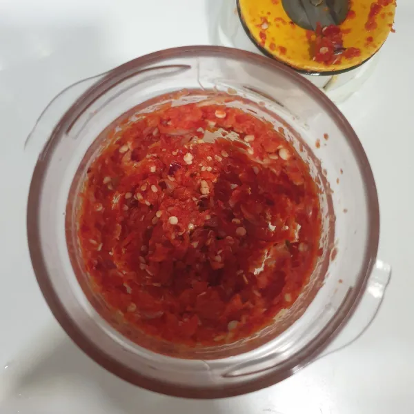 Blender kasar sambal atau di ulek kasar.