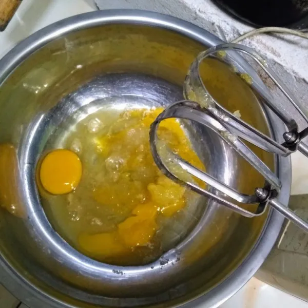 kocok telur, gula dan sp dengan kecepatan tinggi hingga putih berjejak. Lalu tambahkan vanili bubuk.