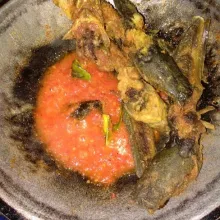 Masukkan lele lalu beri sedikit air.