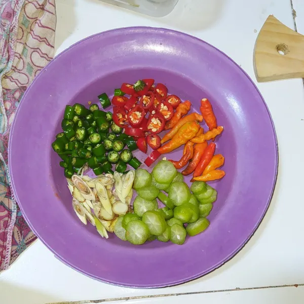 Iris belimbing, cabai besar hijau dan merah serta serai.