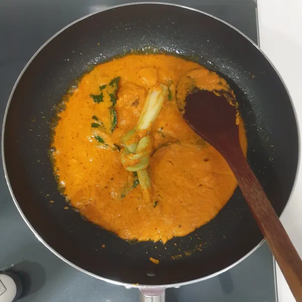 Panaskan minyak sayur lalu masukkan bumbu halus, serai, lengkuas, daun salam, dan daun jeruk purut. Tumis hingga bumbu harum dan matang