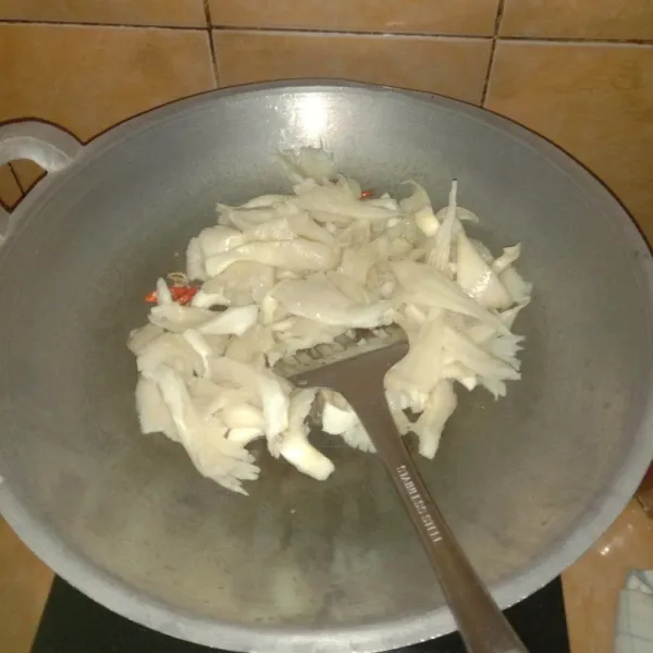 Masukkan jamur yang sudah dicuci aduk-aduk hingga merata.