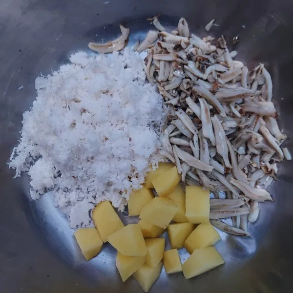 Campur dan aduk rata kelapa parut, ikan teri, irisan kentang, garam dan kaldu jamur.