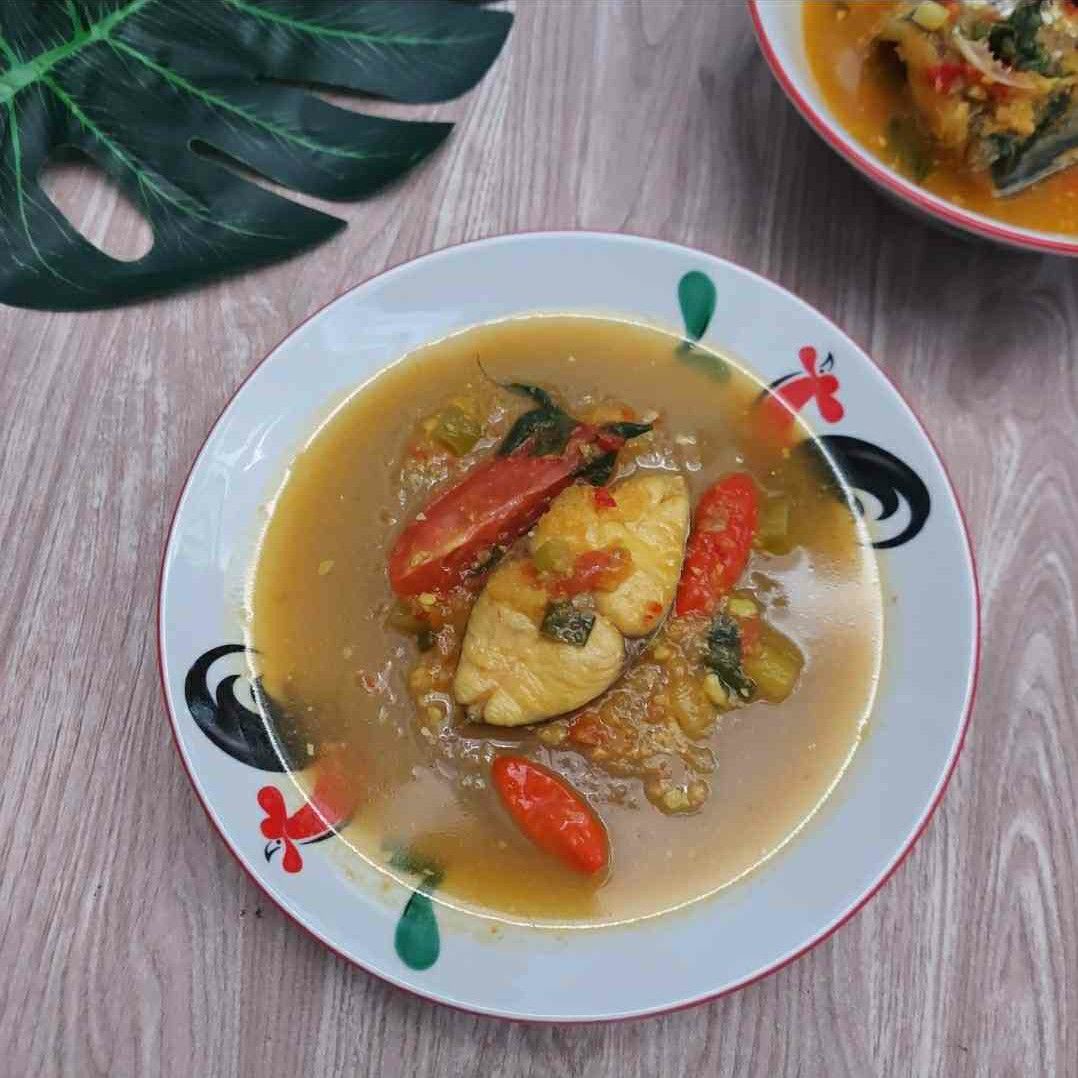 Papeda disajikan dengan ikan bakar dan sayuran hijau