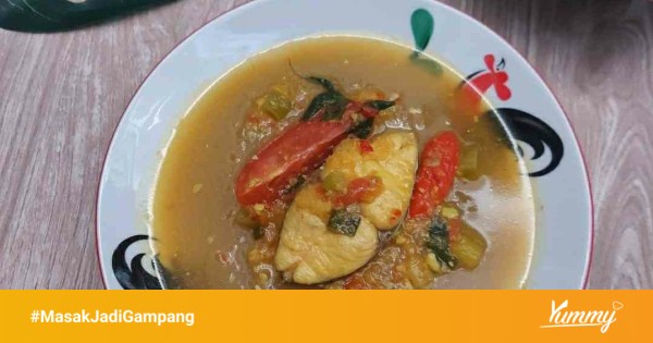 Papeda disajikan dengan ikan bakar dan sayuran hijau