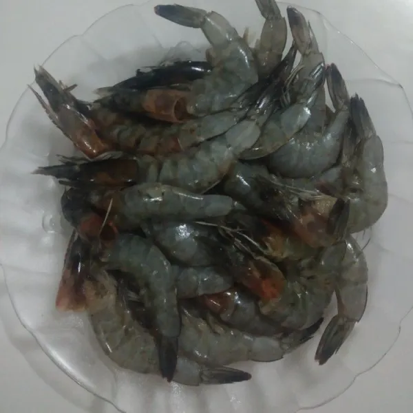 Cuci bersih udang dan buang kotoran yang ada di punggungnya.