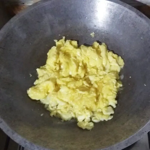 Panaskan minyak goreng, tuang kocakan telur ke dalamnya. Orak-arik telurnya. Angkat.