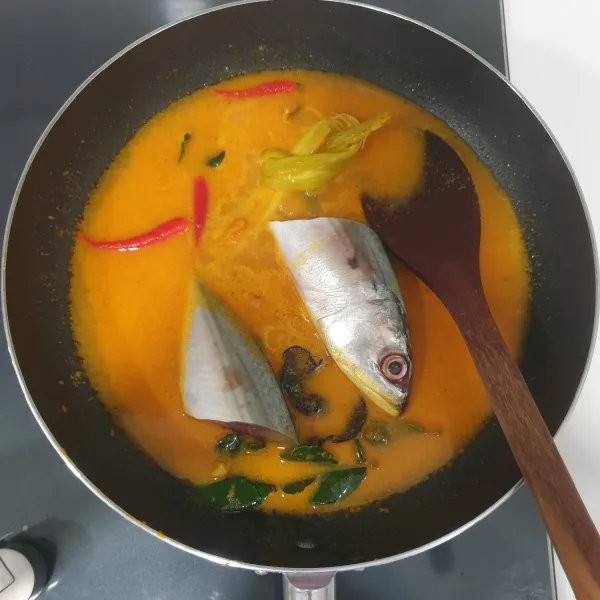 Masukkan ikan dan cabai rawit merah. Masak sampai Ikan matang