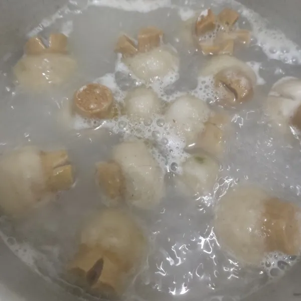 Didihkan air lalu beri minyak sayur dan garam. Rebus cilok gurita sampai mengapung di atas. Angkat dan tiriskan.