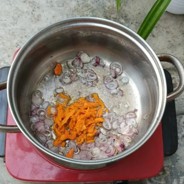Panaskan minyak dan tumis bawang merah iris bersama kunyit geprek