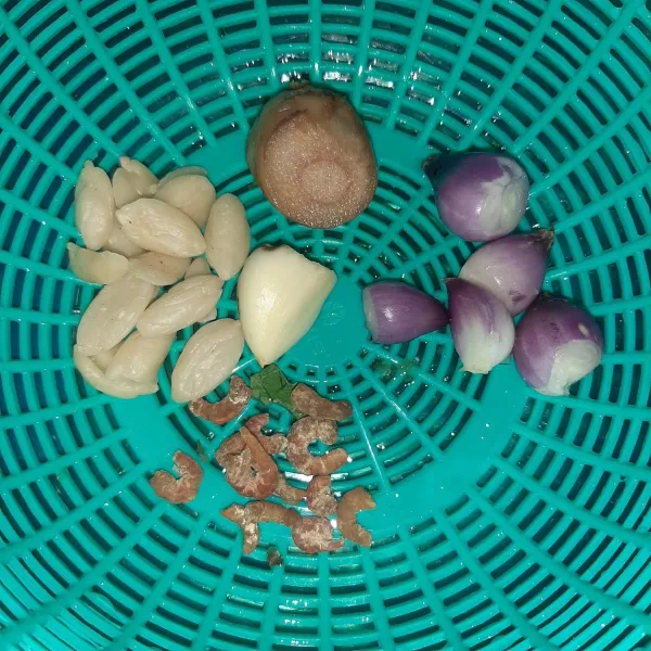 Siapkan bumbu halus (kacang kenari, bawang merah, bawang putih, ebi, laos).