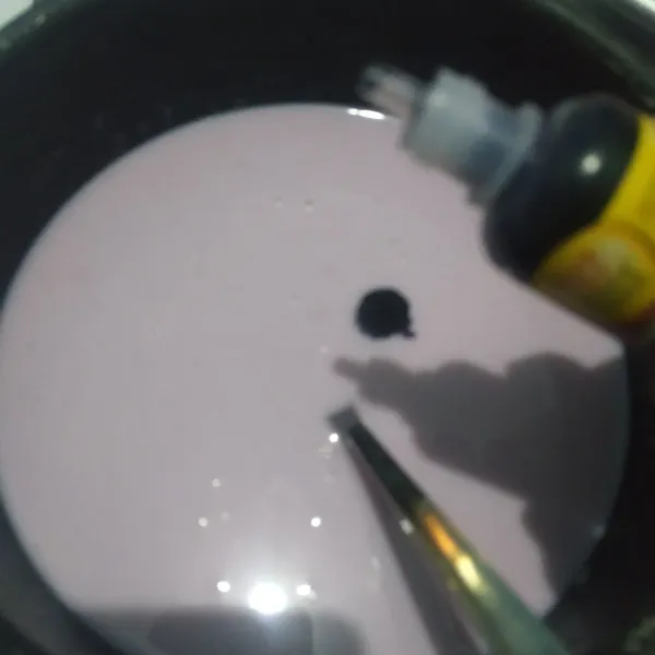 Beri pewarna ungu secukupnya. Kemudian dimasak hingga mendidih. Angkat dan diamkan sebentar. Tuang silky puding ke dalam cup (me: cup @150ml).