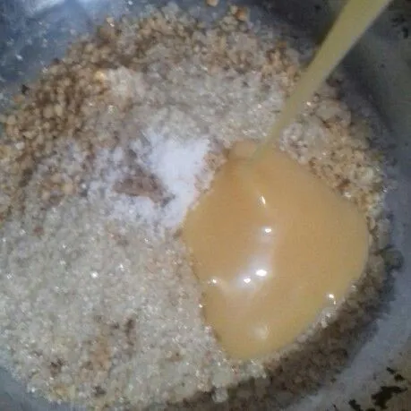 Tuang ke wadah, tambahkan garam, gula dan susu kental manis.