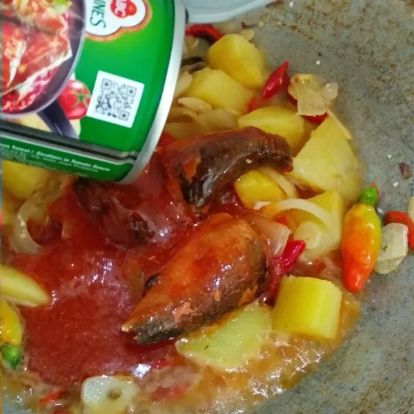 Masukkan sarden, lalu tambahkan garam, gula pasir, dan penyedap rasa. Cicipi dan koreksi rasa.