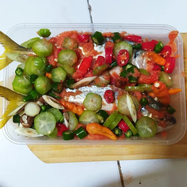 Campurkan semua bahan kecuali daun pisang, daun salam dan lidi. Aduk rata.