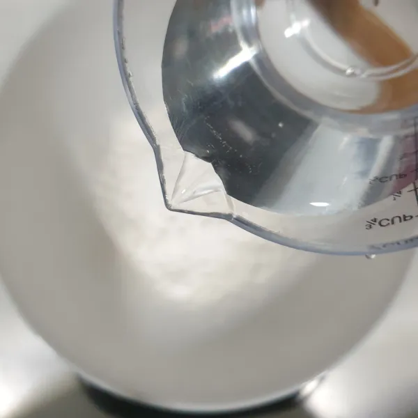 Larutkan sagu dengan 75 ml air