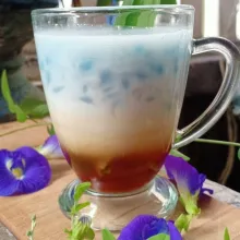 Penyajian: Masukkan es batu ke dalam gelas, beri kinca gula merah, masukkan cendol, tuangi kuah santan.