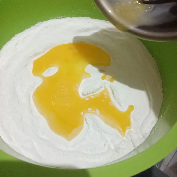 Campur tepung dan telur, aduk rata