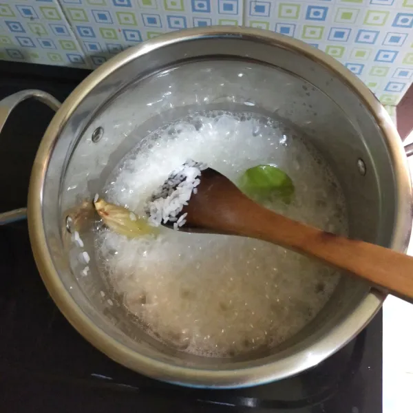Siapkan panci. Buat aron beras yang sudah dicuci bersih. Tambahkan garam, daun jeruk dan serai.