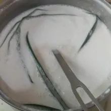 Peras parutan kelapa dan air hingga didapat air santan sebanyak 750 ml. Masak bersama daun pandan, aduk terus supaya santan tidak pecah. Setelah mendidih matikan api dan biarkan dingin.
