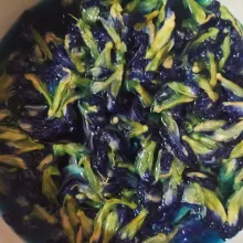 Rebus air dan bunga telang kering hingga mendidih dan bunganya luntur (mengeluarkan warna biru). Matikan apinya, aduk-aduk lalu tutup. Diamkan lalu saring. Ukur airnya sebanyak 650 ml, jika kurang tambahkan air.