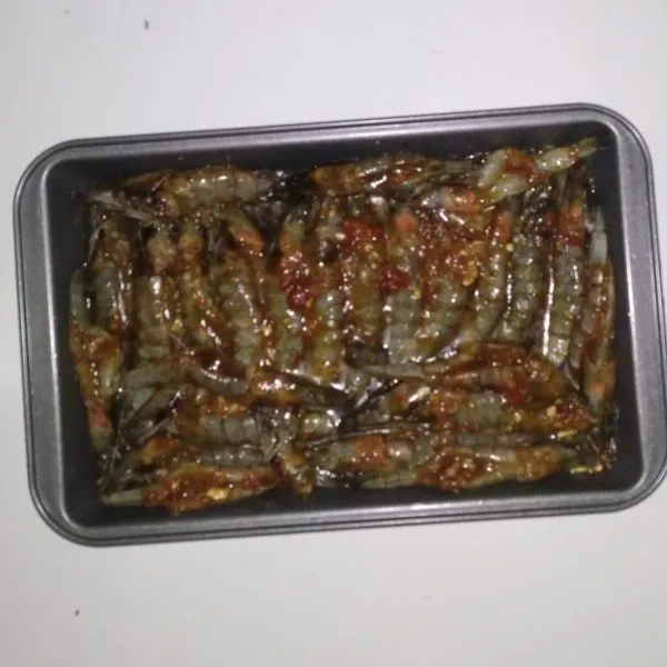 Masukkan udang dalam wadah bumbu. Aduk udang sampai terlumuri bumbu. Simpan dalam kulkas selama 15 menit.