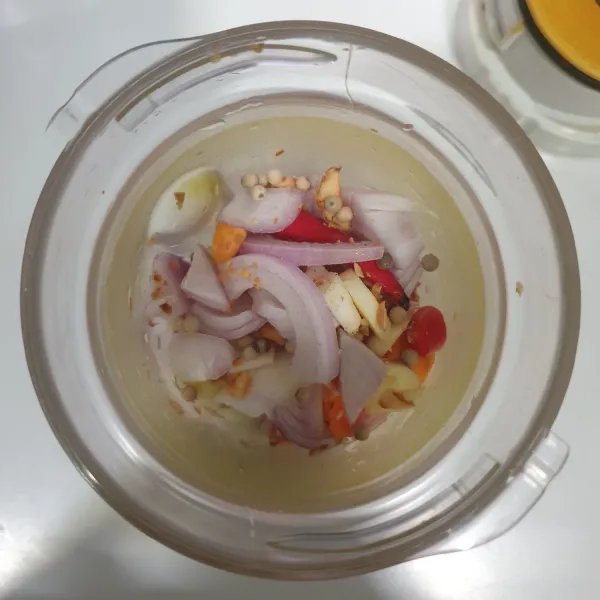 Masukkan semua bahan bumbu halus ke dalam blender dan blender hingga halus