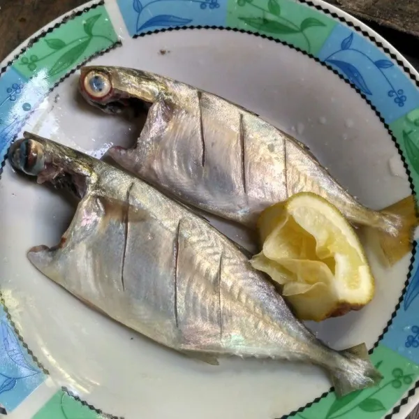 Baluri ikan dengan garam dan air jeruk nipis.