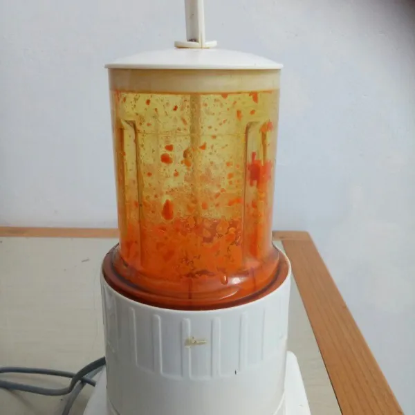 Blender bumbu halus (kunyit, kemiri, jahe, bawang putih, bawang merah, dan cabe)