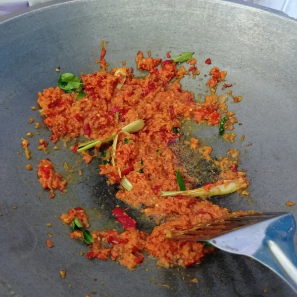 Tumis bumbu halus bersama daun jeruk dan serai sampai harum dan matang.