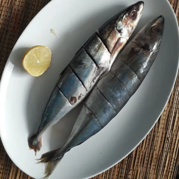 Lumuri ikan dengan perasan jeruk nipis dan garam.