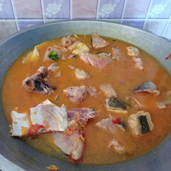 Masukkan air, garam, gula dan kaldu bubuk. Masak sampai ikan empuk.