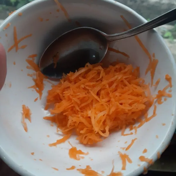 Parut wortel dengan parutan keju.