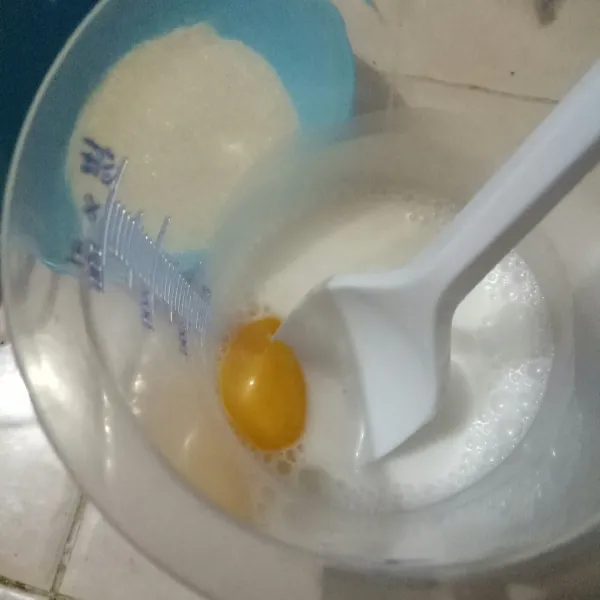 Siapkan bahan isian : campur susu dan telur, aduk rata