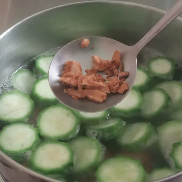 Masukkan juga bawang putih, garam, kaldu bubuk dan merica bubuk, aduk rata. Masak sampai oyong bening tidak putih lagi.