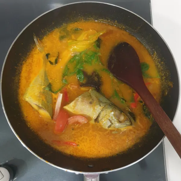 Terakhir masukkan daun kemangi dan potongan tomat. Aduk sebentar, koreksi rasa, matikan api, dan angkat