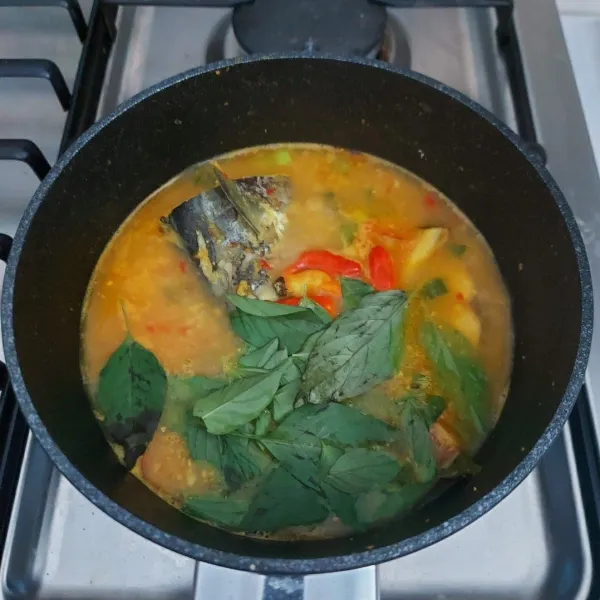 Tambahkan perasan air jeruk nipis, cabe rawit, tomat dan daun kemangi. Masak sebentar. Angkat.