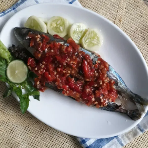 Siram ikan dengan sambal bawang.